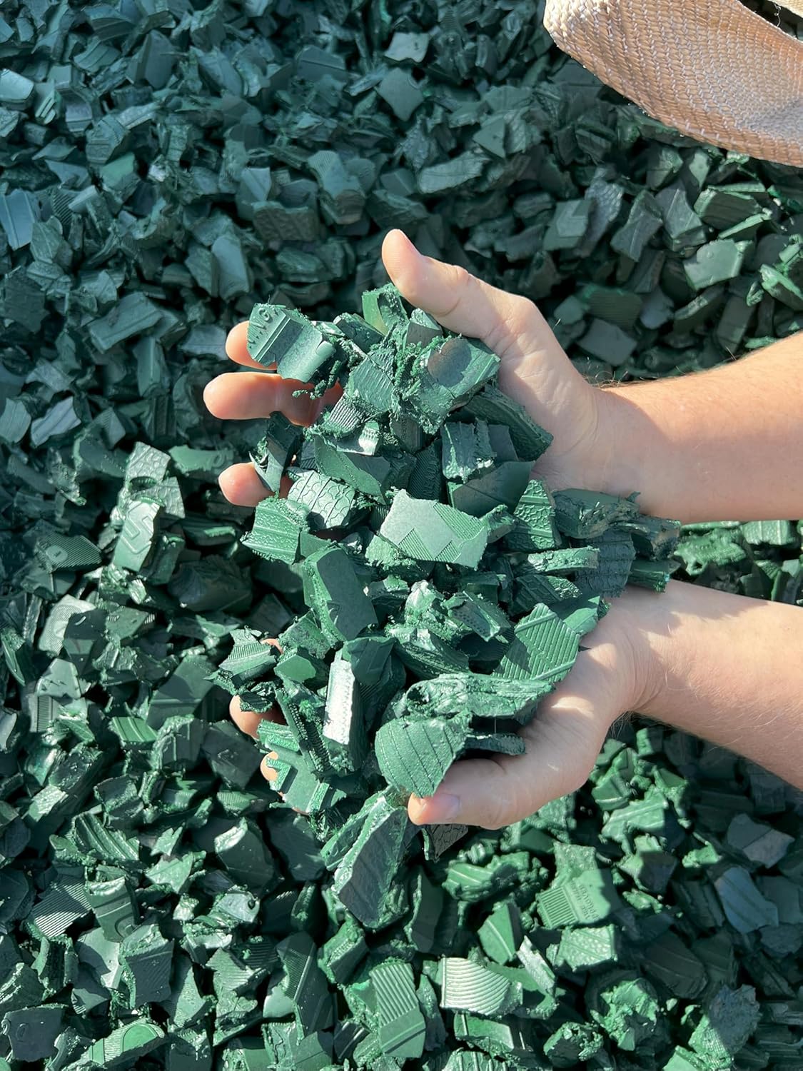 100% Wire-Free Rubber Mulch – Green, 20 lb (0.8 cu ft) | Long-Lasting, Low Maintenance, Safe for Kids & Pets – Landscaping & Playground Ground Cover